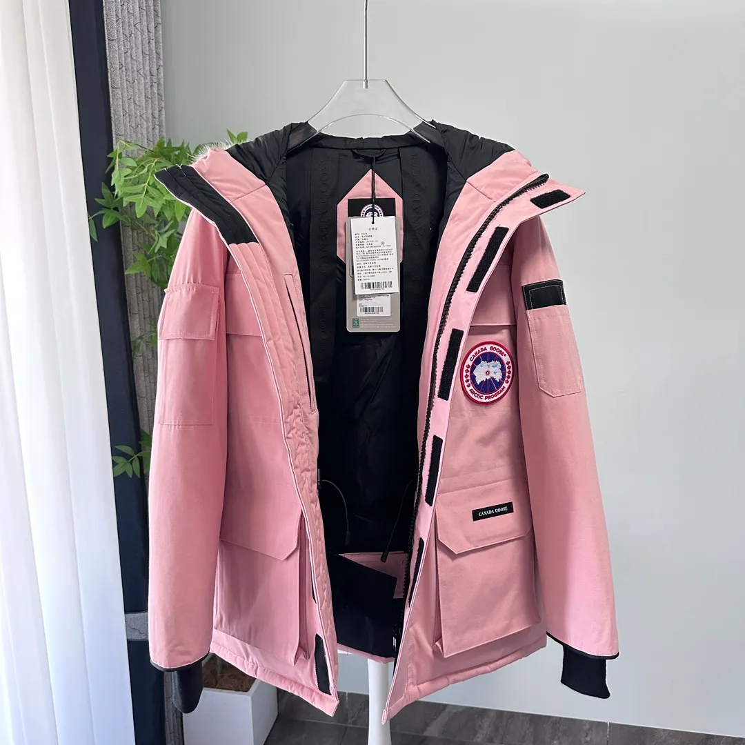 P700 CANADA GOOSE｜Canada Goose Expedition Parka｜Classic upgrade New 08 style Color: graphite gray, off-white, black, pink, navy blue, sky blue, Size: XS, S, M, L, XL, XXL, Product introduction Loose fit, multi-pocket design Larger size for free movement. 6 exterior pockets: 4 reversible front pockets, zippered side entry. There is a practical pocket on the left sleeve and a top pocket on the right sleeve. There is a drawstring on the inside of the waist and a logo patch on the back. The waist is designed with an inside drawstring, which can be adjusted to provide excellent warmth. Woven grab straps at upper back with “Expedition” logo patch • Hood with removable zipper trim, interchangeable hood trim for personalization and added protection (this jacket is not available with the classic hood trim) • Chin protection element has a tricot inner fabric for softness and comfort • Woven grab straps at upper back with “Expedition” logo patch • Internal drawstring at the waist, adjustable to provide excellent warmth •Snap-in rib knit cuffs for added comfort and optimal heat locking in •Stylish hanging inner straps allow the jacket to be carried over the shoulder, hands-free •Stowaway nylon stretch snow skirt for added protection •Two-way zipper covered fly with Velcro® snaps that unzips from the bottom for increased range of motion and breathability. A windproof fly is designed under the zipper for an extra layer of protection. • 6 exterior pockets: 4 two-way pockets on the front with top flap and Velcro® snaps, and zippered side entry. Utility pockets on left sleeve and right sleeve with top flap and velcro® snaps Internal pockets: 1 zipped pocket, 2 mesh drop-in pockets Embroidered Canada Goose logo